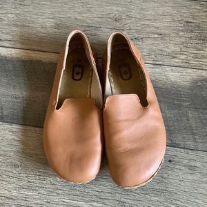 Grounding barefoot RAUM shoes in natural with copper rivet